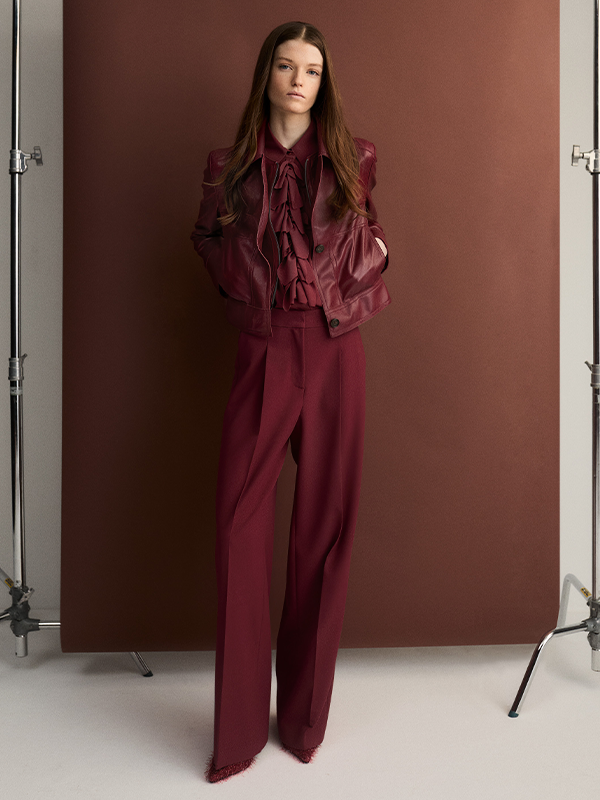 Brunettes Model in Beerentönen gekleidet vor brauner Foto-Leinwand