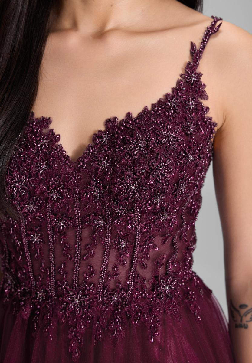 Ausgestelltes Tüllkleid mit Stickerei