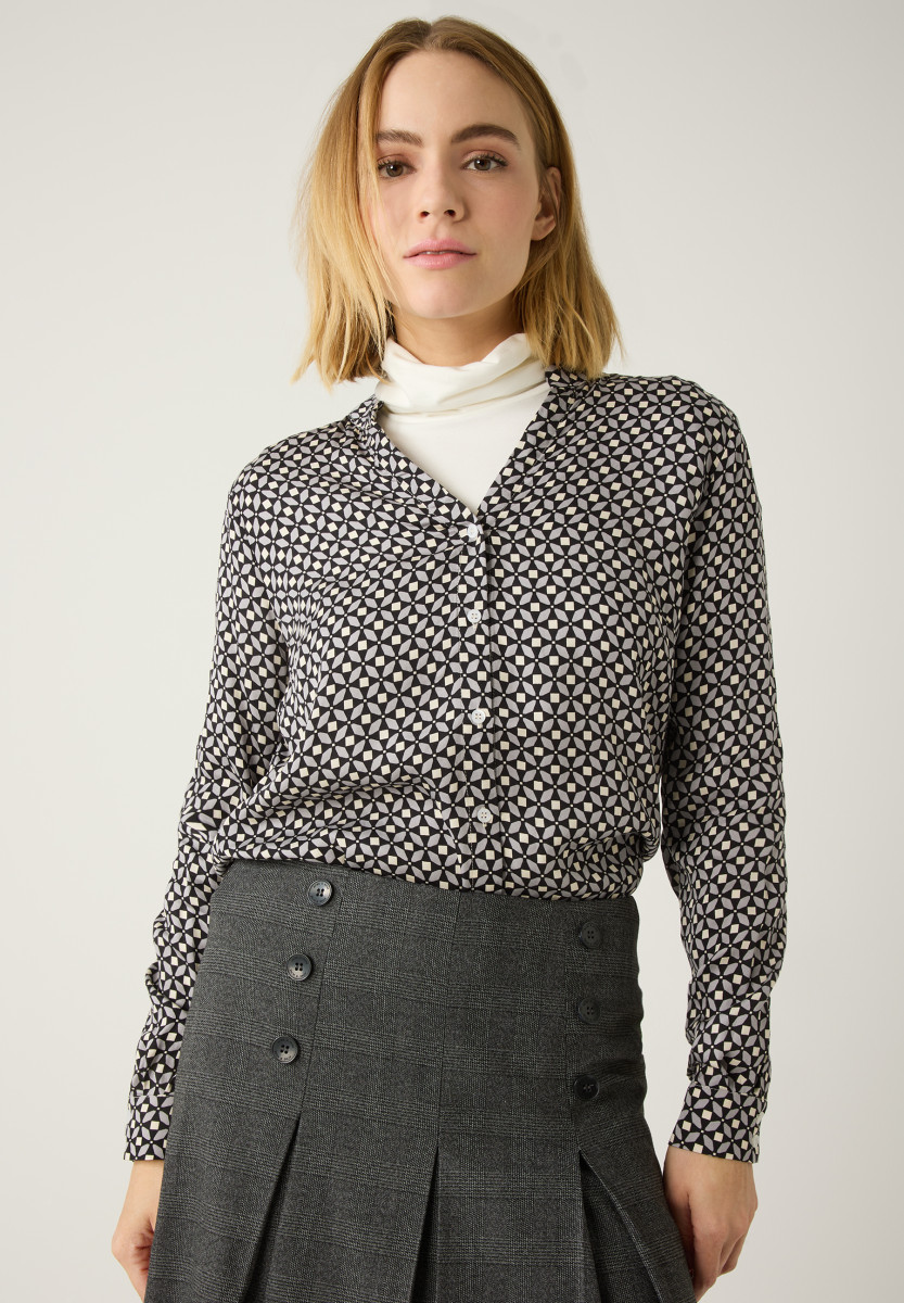 Viskosebluse mit grafischem Miniprint