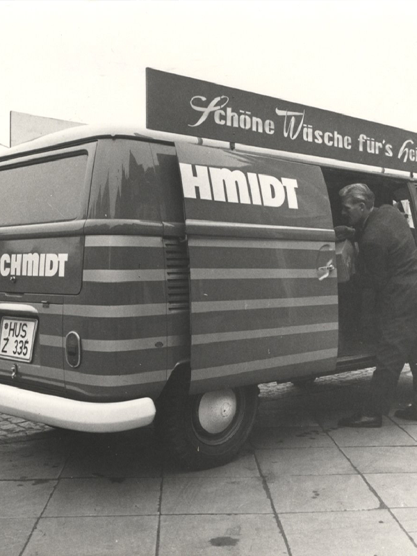 Historische Aufnahme eines CJ Schmidt Lieferfahrzeugs