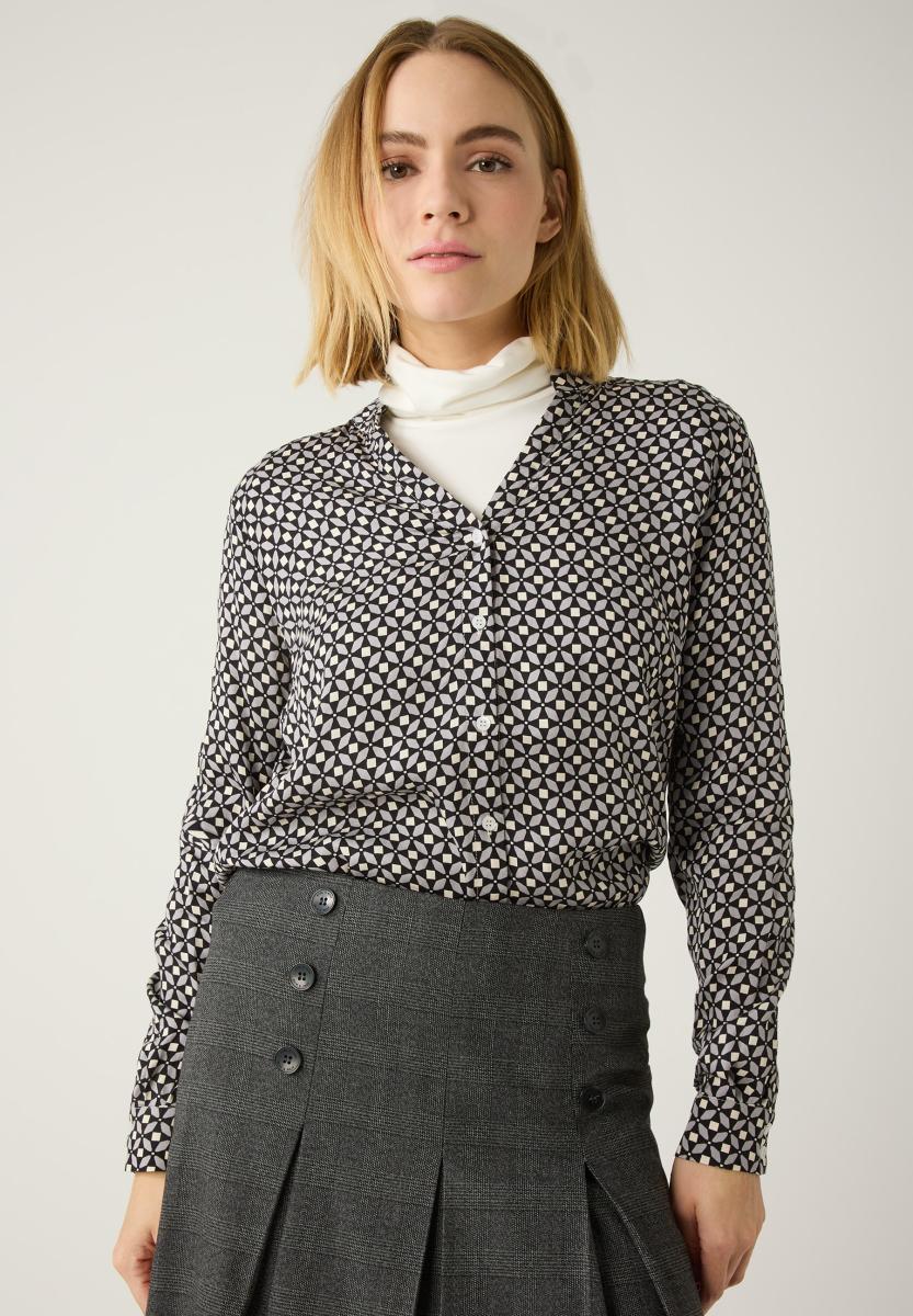 Viskosebluse mit grafischem Miniprint
